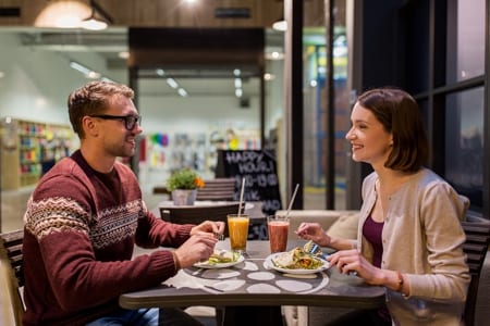 First date couple out to dinner