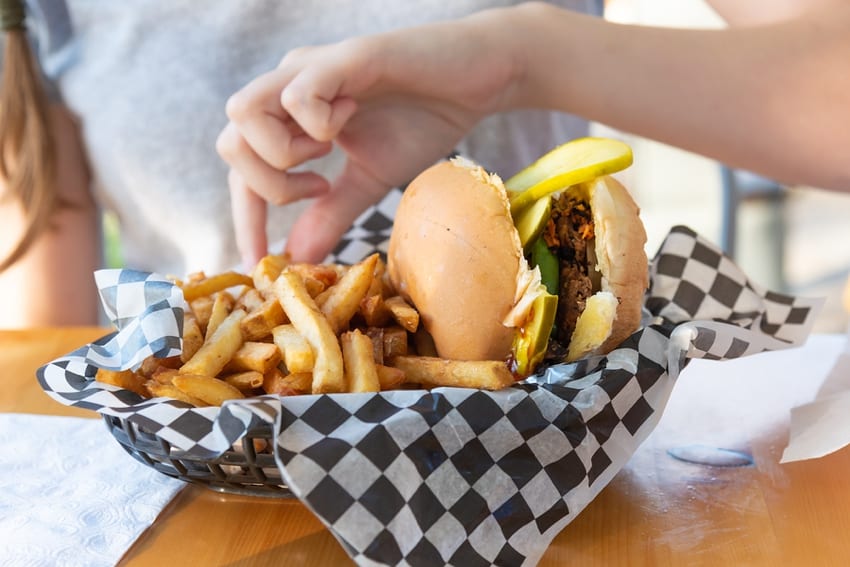 Lentil burger with chips