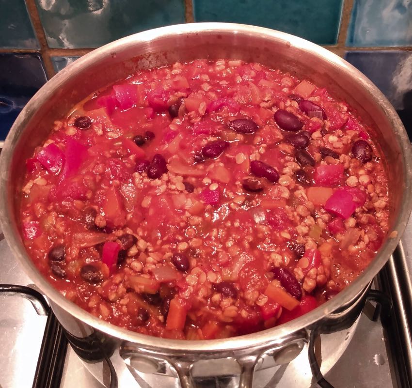 Vegan chilli in pot